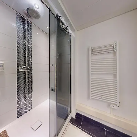 Apartment Renove, 3 Ch. Avec Parking Prive, Hyper-centre - Fr-1-744-36 *